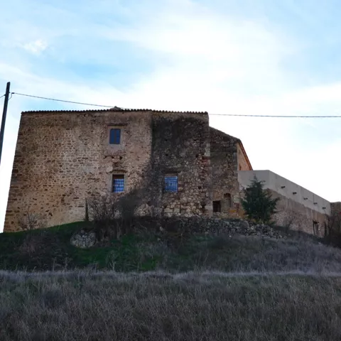 Edificio fortificado en lo alto de una loma.