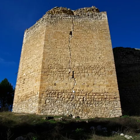 Detalle de torre maciza con muros de mampostería.