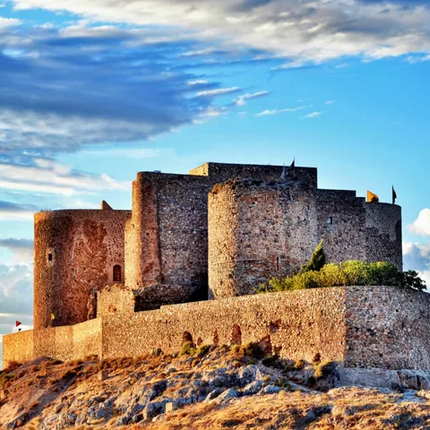 Castillo medieval en colina al atardecer