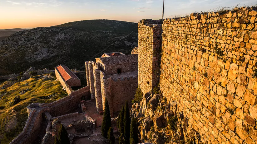 Muralla y dependencias del castillo al atardecer.