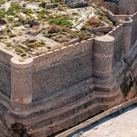 Vista aérea de una fortaleza con murallas poligonales y patio interior