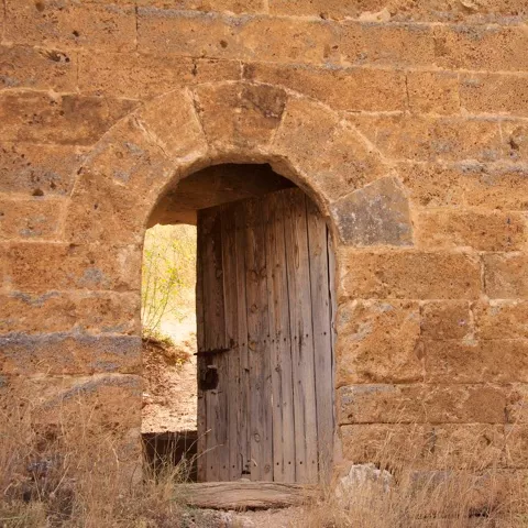Puerta de piedra en castillo medieval.