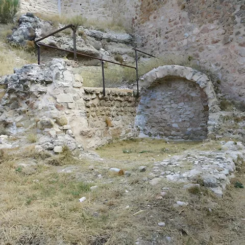 Restos de estancia interior con muros de mampostería.