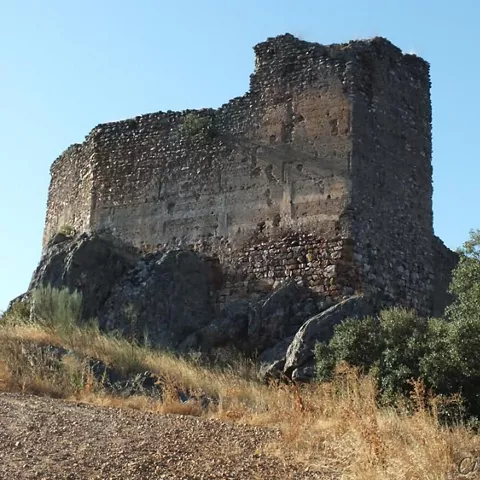Torre defensiva de piedra sobre terreno rocoso