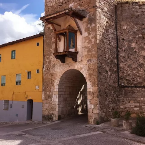 Arco bajo torre con hornacina.