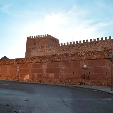 Lienzo de muralla junto a calle urbana