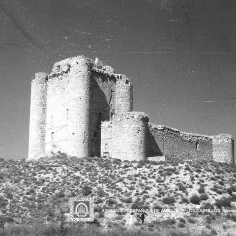 Castillo en blanco y negro sobre colina árida