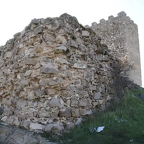 Base de muralla y torre sobre roca.