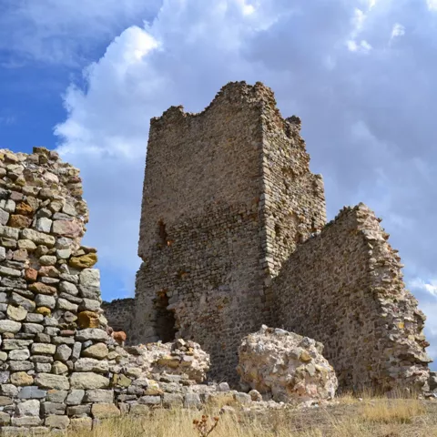 Estructura medieval semiderruida en altozano.
