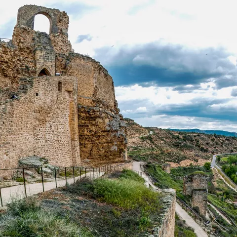 Muralla medieval con valle fluvial al fondo.