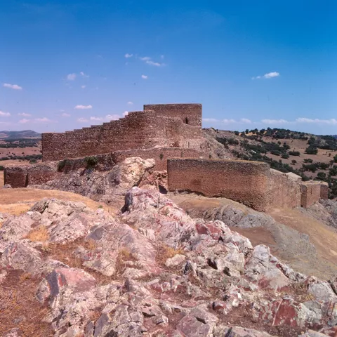Castillo en ruinas sobre rocas