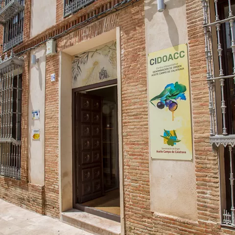 Entrada a edificio con cartel del centro del aceite