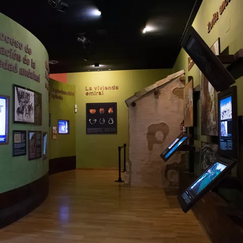 Exposición sobre sociedad y vida medieval.