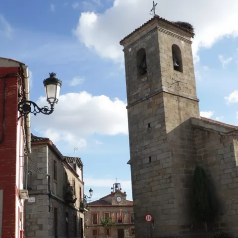 Calle estrecha con torre de piedra al fondo