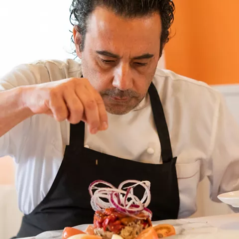 Chef emplatando con concentración