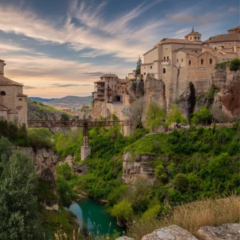 Conjunto histórico sobre un desfiladero con puente y río