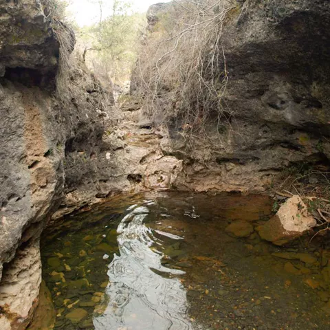 Poza de agua entre rocas.
