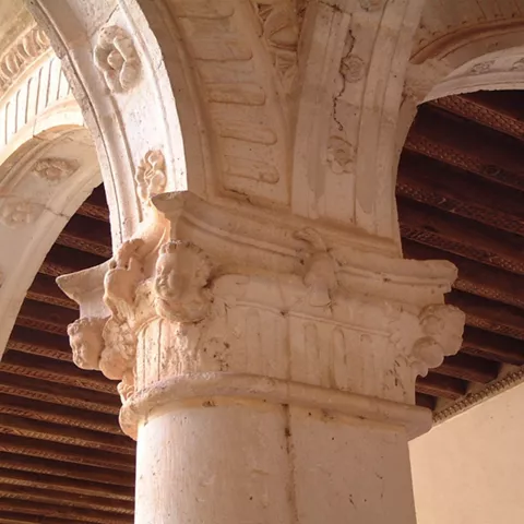 Capitel decorado con figuras talladas.