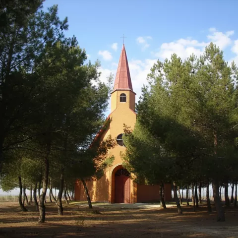 Ermita rodeada de pinos en entorno natural