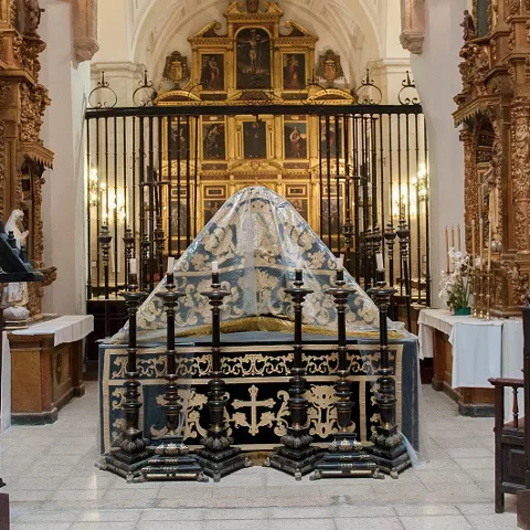 Sepulcro monumental en iglesia histórica.