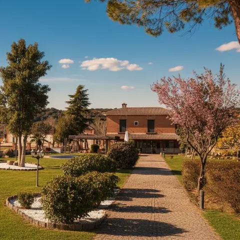 Jardín amplio con sendero y casa al fondo