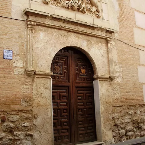 Portada histórica con escudo tallado en piedra