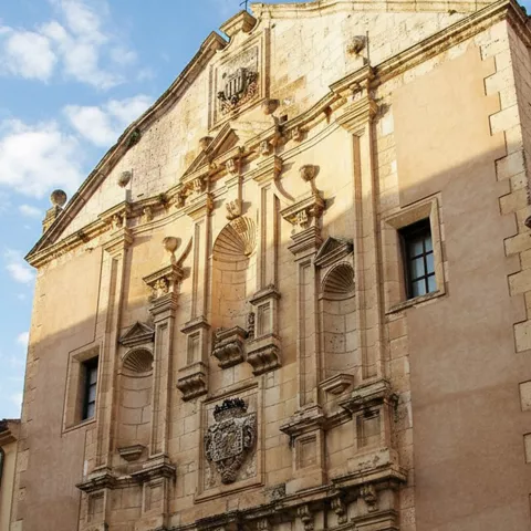 Fachada barroca con gran portada de piedra