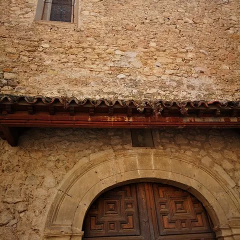 Detalle de portada de convento antiguo.