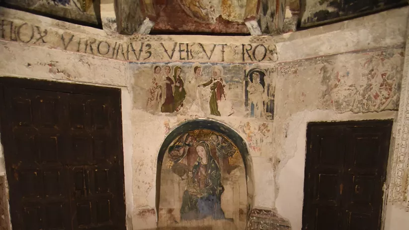 Capilla con frescos antiguos y vitrina de techo pintado