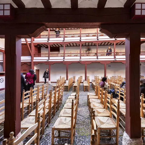 Fachada tradicional con balcones de madera