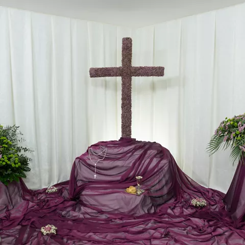 Cruz floral sobre fondo blanco