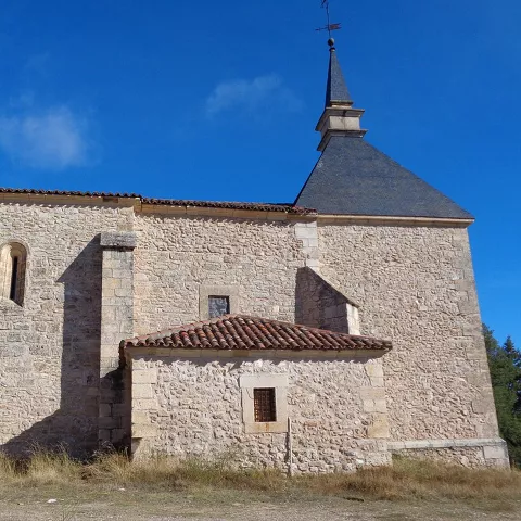 Muro de piedra con torre puntiaguda.