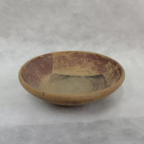 Cuenco cerámico antiguo con restos de decoración pintada.