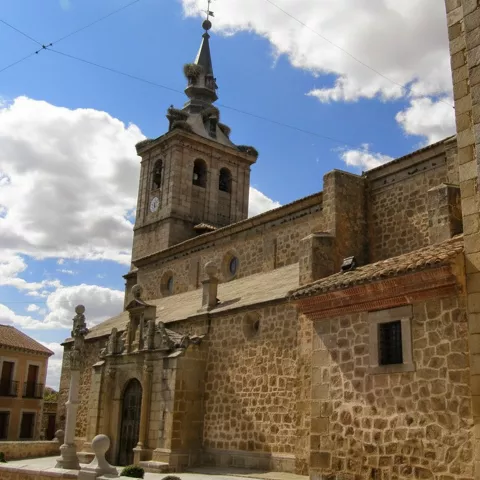 Conjunto monumental con iglesia y plaza empedrada