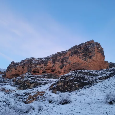 Formaciones rocosas exteriores cubiertas de nieve.