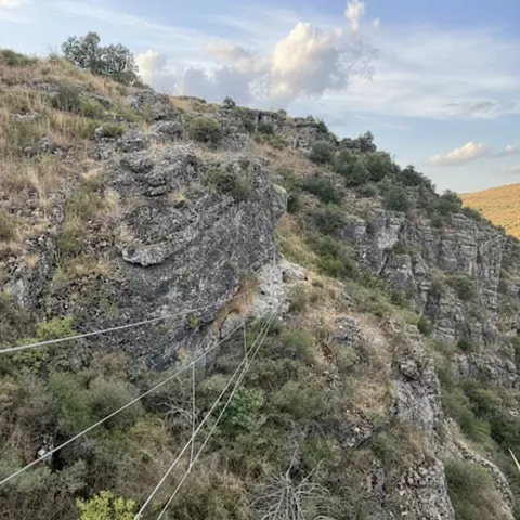 Sendero con cables en pared rocosa