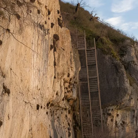 Escalera metálica en pared rocosa