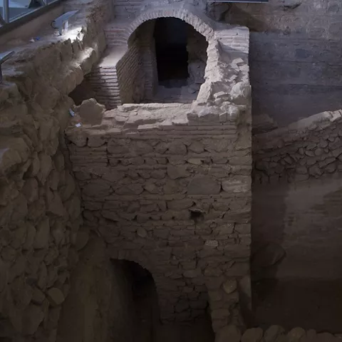 Restos arqueológicos de muros y pasadizos de piedra