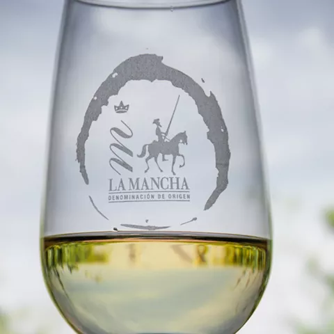 Copa de vino blanco con grabado del sello vitivinícola
