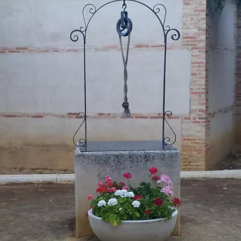 Detalle de arco de ladrillo que da acceso al patio interior de un edificio palaciego tradicional.