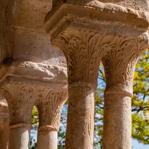Capiteles tallados en piedra con motivos vegetales.