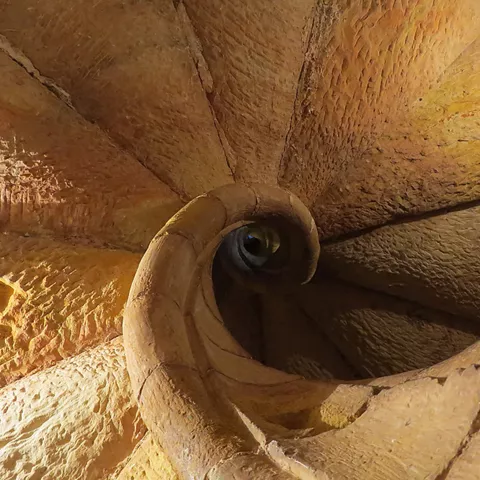   Escalera de caracol de piedra vista desde arriba.                             