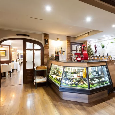 Barra con vitrina de vinos y cortadora