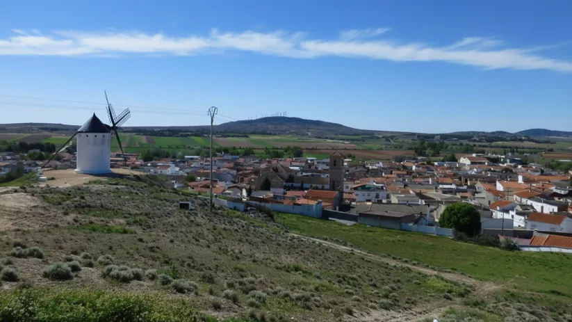Molino tradicional sobre colina junto al núcleo urbano