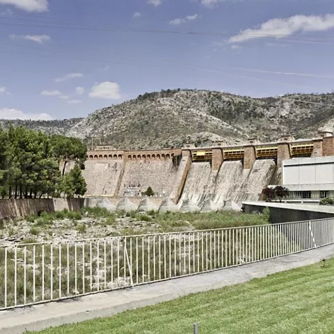 Presa y entorno montañoso