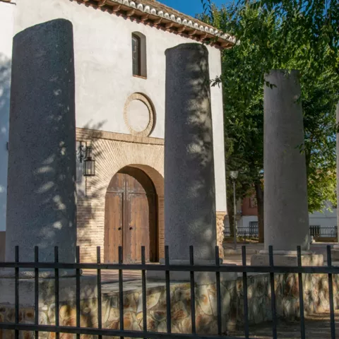 Columnas de piedra frente a fachada de iglesia