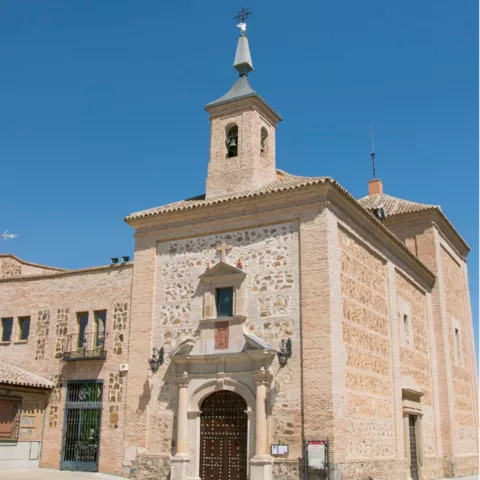 Vista lateral de iglesia de piedra y ladrillo