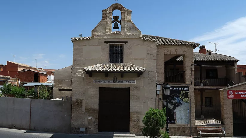 Ermita de ladrillo con espadaña y campana sobre la entrada