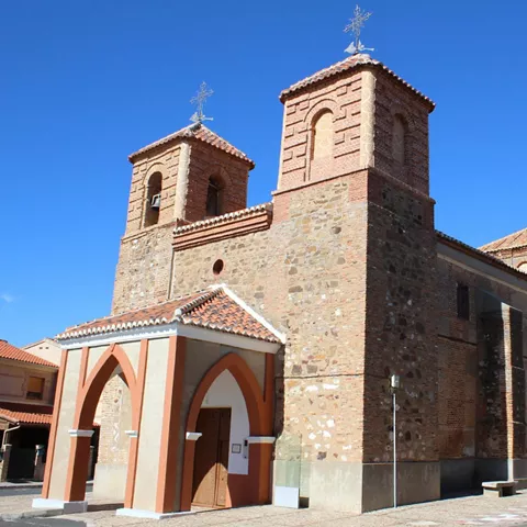 Iglesia de ladrillo con dos torres