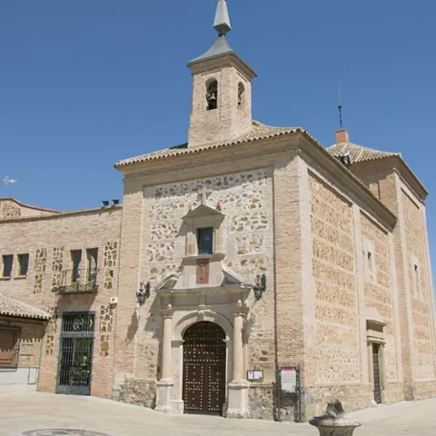 Ermita rural junto a espacio abierto.